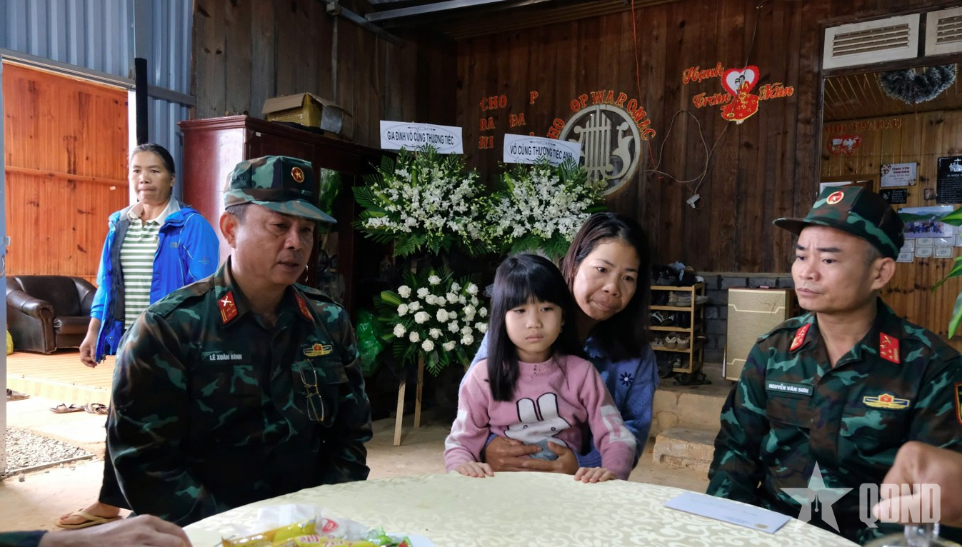 Quân khu 7 thăm, hỗ trợ các gia đình có nạn nhân qua đời do thiên tai tại tỉnh Lâm Đồng